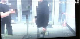 松山警分局督察組楊姓教官與人口角衝突，逃往分局求援，沒想到黑衣人竟也追進分局，還將分局樓下中崙派出所的電腦螢幕推倒損壞，松山分局長林志成召開記者會說明並提供事發畫面 翻攝畫面