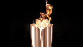 東奧聖火火炬　靈感來自小學生筆下的櫻花東京奧運聖火火炬由吉岡德仁設計，全長71公分、重1.2公斤。吉岡盼藉由火炬傳達311東日本大震災的重建與和平。（照片Tokyo2020提供）中央社記者楊明珠東京傳真 108年3月21日