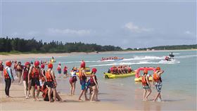國旅爆發　澎湖觀光客湧現（2）國內武漢肺炎疫情趨緩，離島澎湖地區「類出國」旅遊受歡迎，湧入大批觀光人潮。圖為108年8月3日遊客在海邊進行水上活動。中央社　109年8月1日