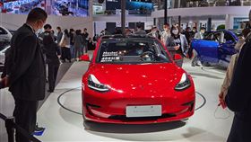 2021上海車展  特斯拉展示自家車款有特斯拉中國車主不滿事故後處置措施怠惰而在上海車展展場大鬧，上了新聞版面。圖為2021年上海車展的特斯拉展區。（中新社提供）中央社  110年4月21日