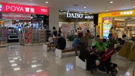 寶雅大創5店連開！休息區坐一排男友人夫　照片讓網笑翻：真的好逛(圖/翻攝自路上觀察學院臉書)