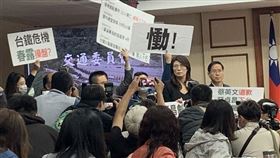 ▲國民黨眾多立委手舉標語，高喊「政府殺人、立刻下台！」（圖／記者陳宜加攝影）