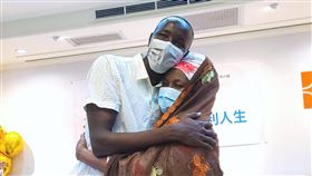 非洲媽媽跨海捐腎救兒（1）西非甘比亞一名59歲母親（右）透過申請「特殊或緊急專案入台簽證」於2月抵台，跨海捐腎救兒。受贈腎臟的傑先生（左）除感謝母親，也以中文感謝台灣，盼將自身經驗分享給家鄉親友，讓更多人看見台灣。中央社記者張茗喧攝  110年4月22日
