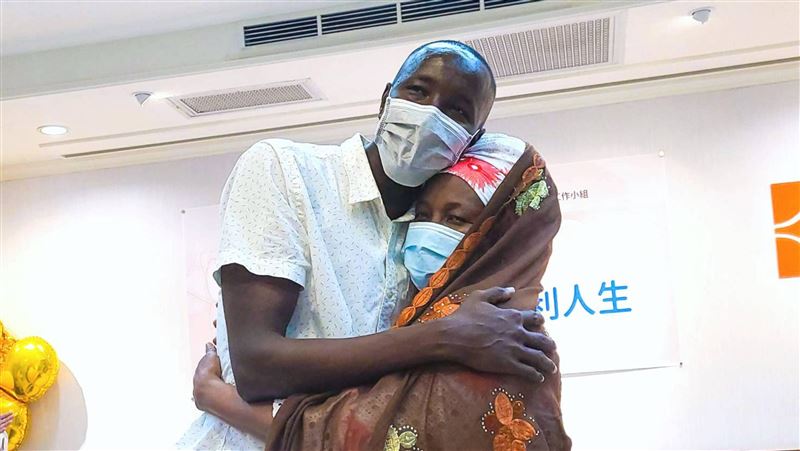 非洲媽9千英哩捐腎救兒　淚謝台救命