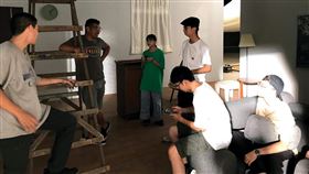 ▲侯孝賢電影燈光指導譚紀良老師（左2）在亞大「光影概念」現場指導。（圖／中影培育中心提供）