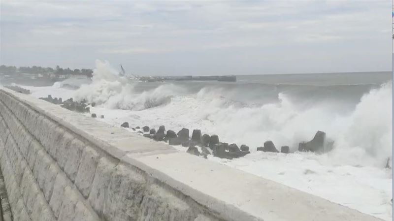 舒力基颱風影響　台東掀10米高浪花