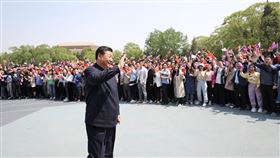 中共總書記習近平20日視察母校北京清華大學時，提出應發展攻克「卡脖子」的關鍵核心技術。圖為習近平離開北京清華大學時與同學揮手致意。（圖／翻攝自北京清華大學網頁tsinghua.edu.cn）
