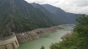 梨山地區下起毛毛細雨 乾旱持續，水情嚴峻；台中梨山地區22日接近中午時分，終於下起毛毛細雨。（林閔政提供）中央社記者趙麗妍傳真  110年4月22日