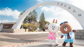 澎湖花火節將開跑  不能錯過3大打卡熱點一年一度的澎湖花火節即將在22日晚間登場，今年澎湖縣政府也首次與通訊軟體LINE合作，LINE也派出最受歡迎的兔兔跟熊大到澎湖的3大打卡熱點踩點。圖為兔兔跟熊大到澎湖跨海大橋。（LINE提供）中央社記者余曉涵傳真  110年4月22日