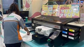 超商店員再進化！現做「客製化潮T」網跪：以後可不可托嬰（圖／翻攝自路上觀察學院）