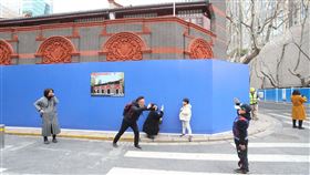 上海黨史教育鎖定年輕人  力求「入腦入心」2021年是中共建黨百年。中共上海市委宣傳部長周慧琳22日在中共中央宣傳部「初心始發地，再創新奇蹟」記者會中說，黨史教育必須「入腦入心」。中共1921年成立於上海，圖為2月民眾在仍整修中的中共「一大」會址外留影。（中新社提供）中央社  110年4月22日