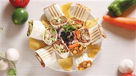 ▲捲餅形式自由，加入自己所喜好的餡料與醬料，搭配出異想不到的美味。（圖／王士豪提供）