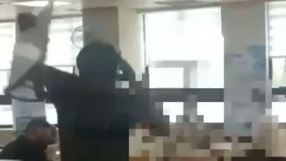 黑衣人砸警局電腦沒事！他一砸被送辦