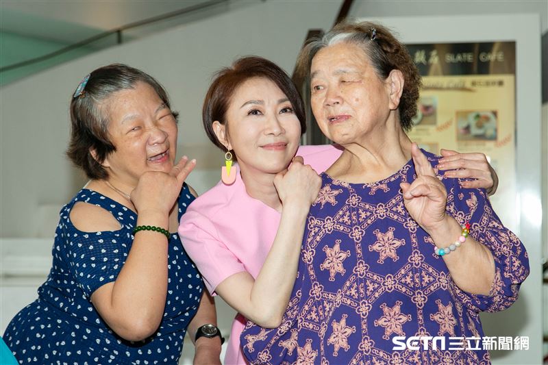 李翊君出席方舟啟智教養院舉辦的公益活動，透露骨裂的療傷狀況。（圖／記者楊澍攝影）