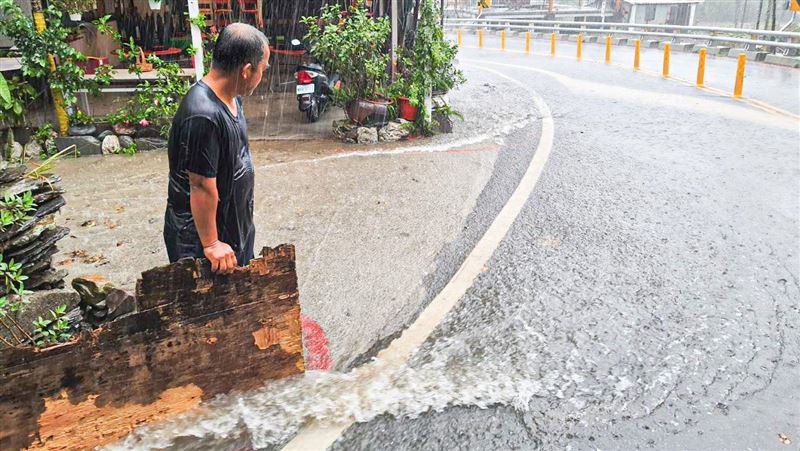 屏東傾盆大雨畫面曝光！潘孟安報喜