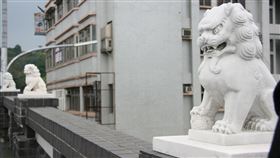 花蓮尚志橋石獅不翼而飛  魏嘉賢籲愛護公共藝術花蓮市尚志橋上立有150隻石獅像，均以純白色大理石精雕而成，表情、姿態與造型各異，頗具特色；但市公所13日發現2隻石獅不翼而飛，已報警處理。市長魏嘉賢指出，石獅有如公共藝術，盼警方能盡快找回，也希望大家能愛護公共藝術。中央社記者李先鳳攝  110年4月13日