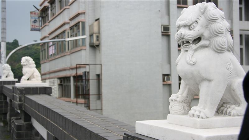 空軍官兵酒後推石獅　空軍：依規嚴懲