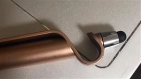 原子筆,追劇,手機架,凹槽(翻攝自 爆系知識家)