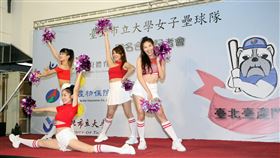 ▲北市大校長戴遐齡（中）、臺產公司副董事長宋道平（中左）、北市體育局專委陳良輝率領女壘隊合影。（圖／北市大提供）