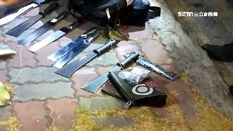 爆胎停路邊　警驚見車內8把刀逮毒男