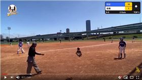 ▲乙組比賽主審遭暴投球砸中怒摔面罩。（圖／翻攝自海綿體寶寶YT）