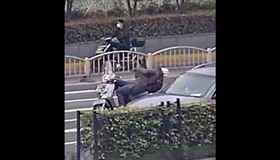 騎行時突然被風箏線「鎖喉」▲。（圖／翻攝自警民直通車-上海微博）