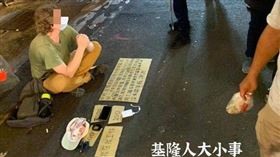 外國人基隆廟口行乞　坐1分鐘破千元（圖／翻攝「基隆人大小事」臉書社團）