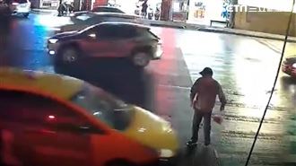 阿北悠哉闖紅燈　小黃急煞車慘遭追撞