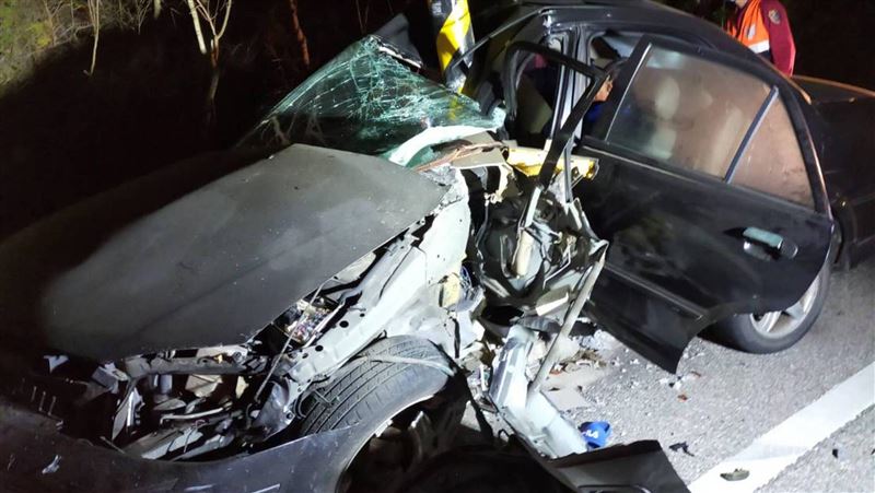 13歲少年深夜駕車出遊　撞路燈受傷