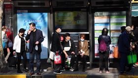 中國建立免疫屏障  專家：約要10億人接種疫苗中國疾控中心免疫規劃首席專家王華慶11日在央視節目上說，民眾若不儘快接種COVID-19疫苗，免疫屏障永遠建立不起來，摘掉口罩的願望可能不會實現。圖為上海瑞金醫院外的公車站，一些民眾已經不戴口罩。中央社記者沈朋達上海攝  110年4月12日