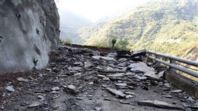 大雨  屏東霧台佳暮村山路落石一度阻交通（1）颱風舒力基影響，屏東霧台鄉22日午後下了2小時共110 毫米的急雨，成為全台最高雨量區，造成谷川通往佳暮村的鄉道大量落石，村民出入受阻，鄉公所23日緊急進行落石清理。（柯信雄提供）中央社記者郭芷瑄傳真  110年4月23日