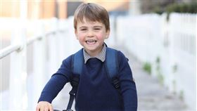 英國威廉王子的次子路易王子23日滿3歲，肯辛頓宮公開他背著背包、騎著學步車的照片。（圖／翻攝自instagram.com/kensingtonroyal）
