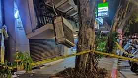 店面雨遮疑因冷氣機過重崩塌（1）台北市民生東路5段附近大樓的1樓店面雨遮，22日晚間疑似因為放置多台冷氣機崩塌，幸無人受傷。（警方提供）中央社記者劉建邦傳真  110年4月23日