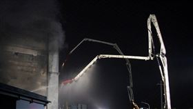 立訊旗下「上海勝瑞電子」失火！狂燒10小時　共8人罹難▲。（圖／翻攝自頭條新聞微博）