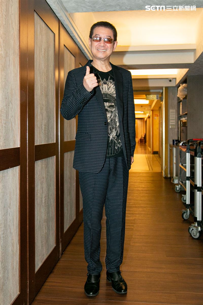 蔡小虎與獨居長者相見歡唱。（圖／記者楊澍攝影）