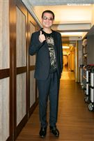 蔡小虎與獨居長者相見歡唱。（圖／記者楊澍攝影）