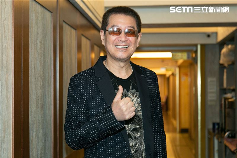 蔡小虎與獨居長者相見歡唱。（圖／記者楊澍攝影）