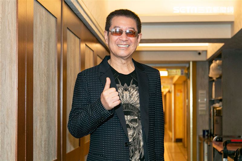 蔡小虎與獨居長者相見歡唱。（圖／記者楊澍攝影）