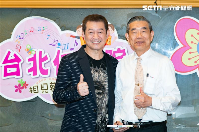 蔡小虎與獨居長者相見歡唱。（圖／記者楊澍攝影）