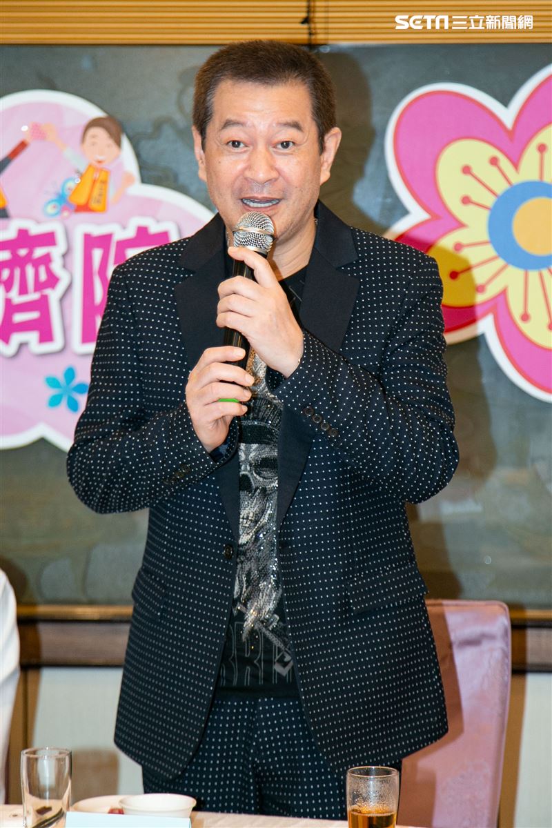 蔡小虎與獨居長者相見歡唱。（圖／記者楊澍攝影）