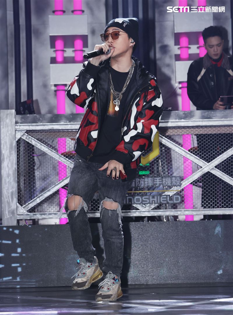 ØZI錄台灣第一檔嘻哈選秀節目「大嘻哈時代」。（記者邱榮吉/攝影）