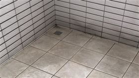 地磚發黑刷不掉？網推1神物清潔溜溜（圖／翻攝自臉書爆系知識家）