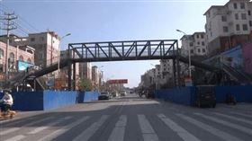 不想小孩腳淋雨泡水！霸氣家長偷捐400萬：校門口蓋天橋▲。（圖／翻攝自千龍網）