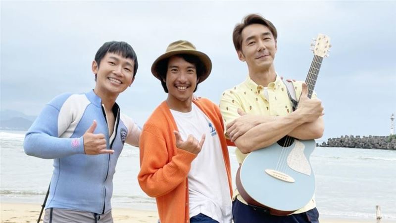 與蔡昌憲海灘撿垃圾　李李仁驚見死鹿