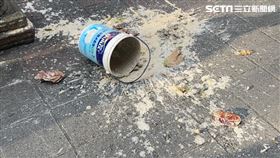 柯男前往台北地院開庭時，同樣遭到陌生男子潑屎。（圖／翻攝畫面）