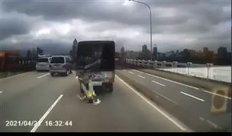 黃衣女從貨車噴出！頭撞路面大字躺地