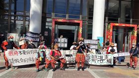 台東知本光電案　當地族人縣府陳情要求撤案台東知本光電案遭台北高等行政法院裁定停止執行，當地部落族人11日前往台東縣政府陳情，要求縣府及廠商放棄上訴，呼籲縣府主動解約撤掉光電案，環團也到場聲援。中央社記者盧太城台東攝　109年12月11日