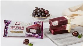 ▲繼2020年黑松C&C推出添加了日本專利L-137植物乳酸菌的「黑松C&C乳酸菌氣泡飲」，今(2021)年再推出重量級新品「黑松C&C乳酸菌葡萄冰棒」。（圖／業者提供）