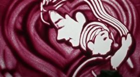 翻攝自莊明達老師-媽媽我愛你沙畫創作