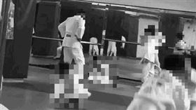 7歲男童遭柔道教練狠摔27次影片曝光，男童舅舅拍下影片，教練狠摔冷血插腰喊別裝了 (圖／男童家長提供)